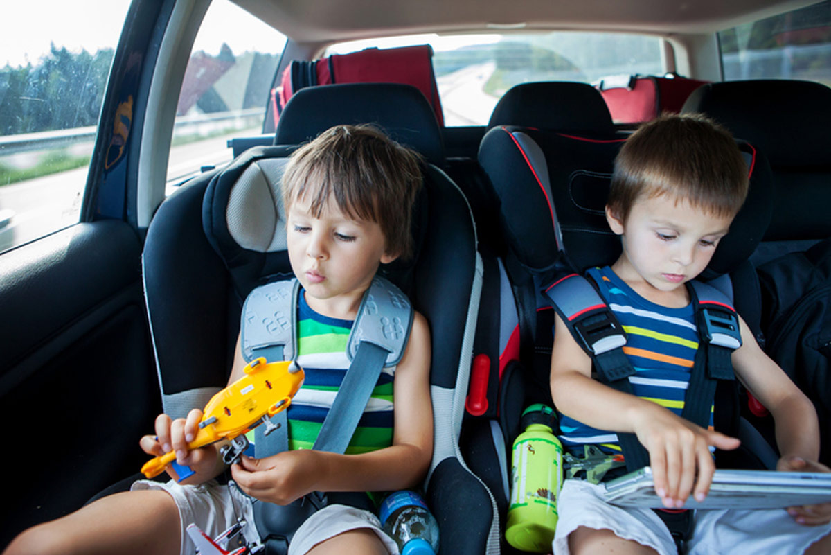 سفر با کودک - پسر بچه در ماشین