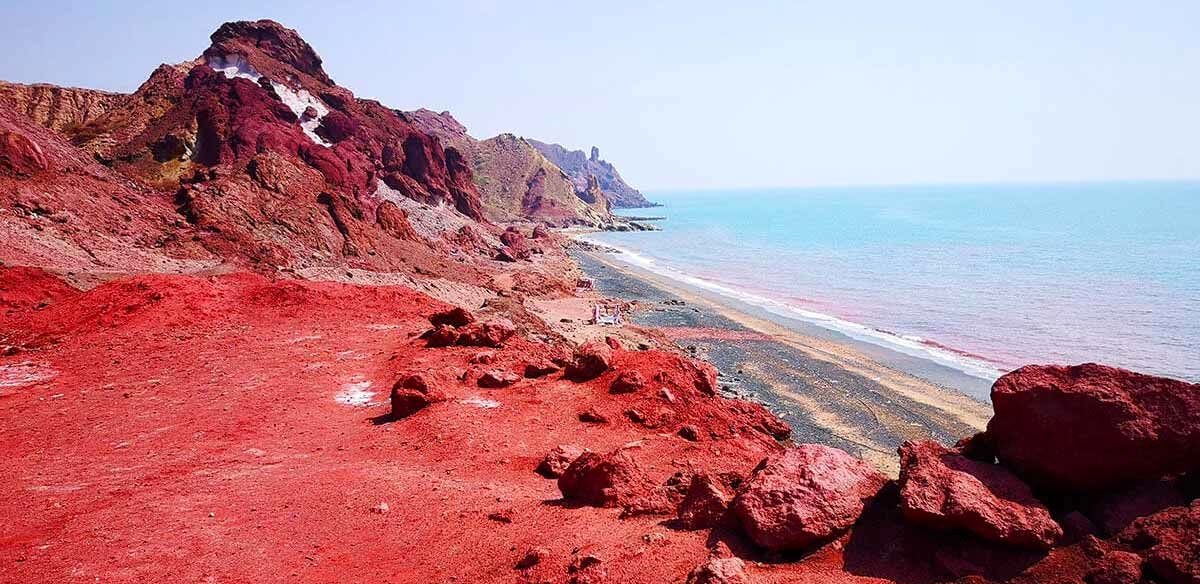ساحل سرخ هرمز - جاهای دیدنی جزیره هرمز
