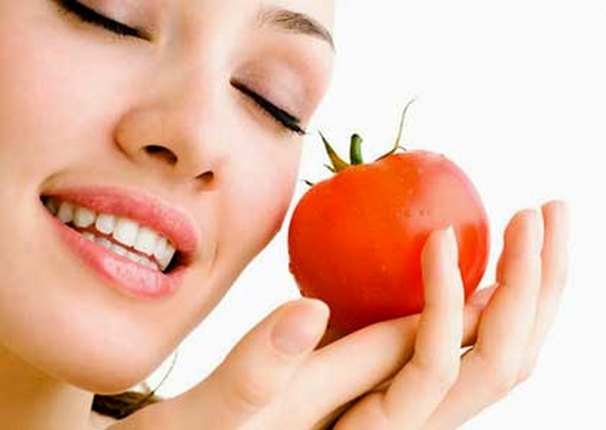 ماسک گوجه فرنگی - زن و گوجه فرنگی