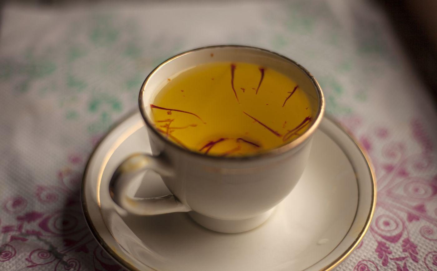 فواید چای زعفران - فنجان سفید