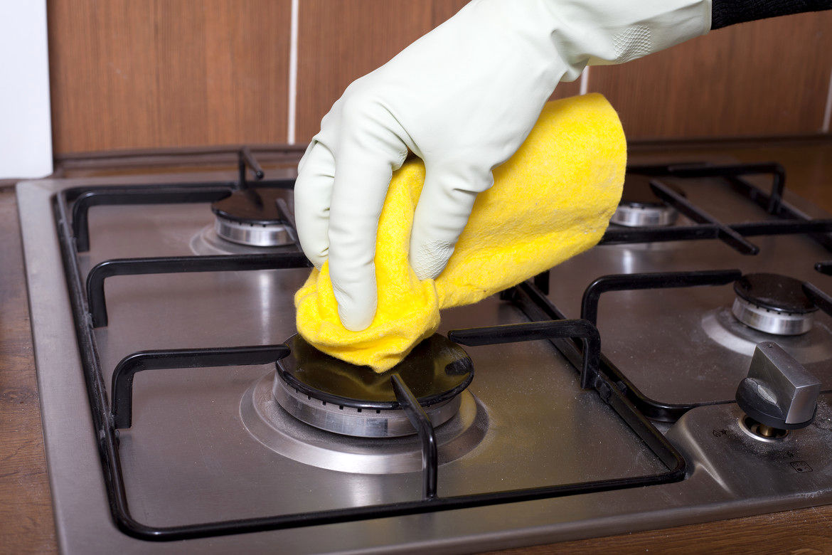 تمیز کردن اجاق گاز - دستمال زرد