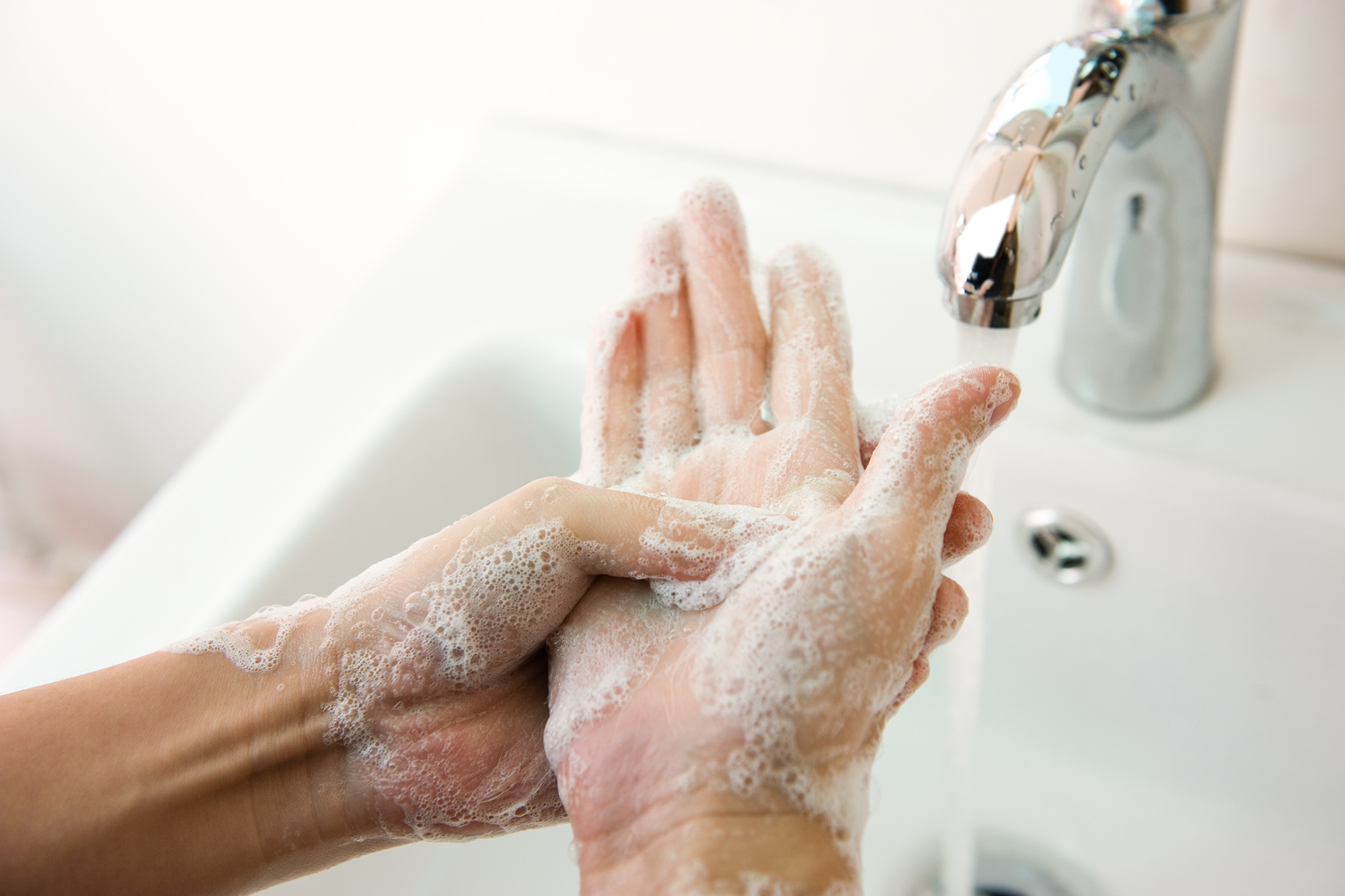 پاک کردن چسب قطره ای - شستن دست