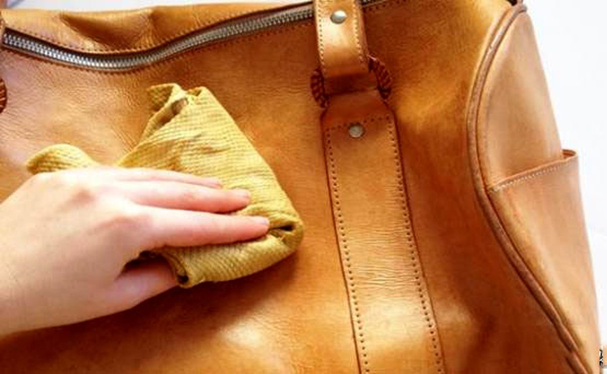 تمیز کردن کیف و کفش چرم - کیف شتری