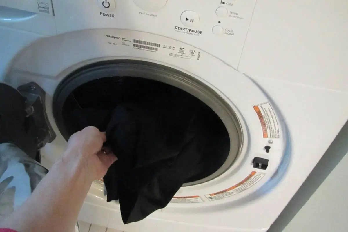 شستن لباس مشکی - ماشین لباسشویی
