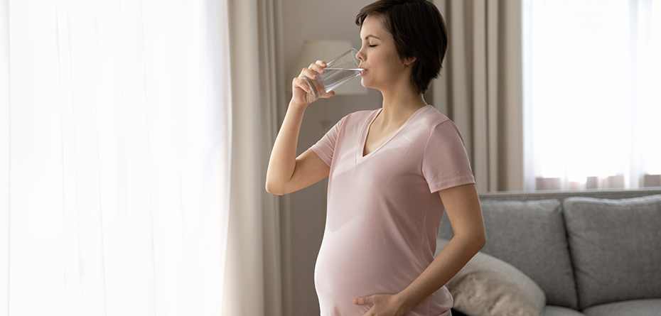 خشکی دهان در بارداری - لیوان آب