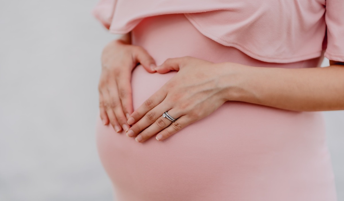 کمردرد در بارداری - زن با لباس صورتی