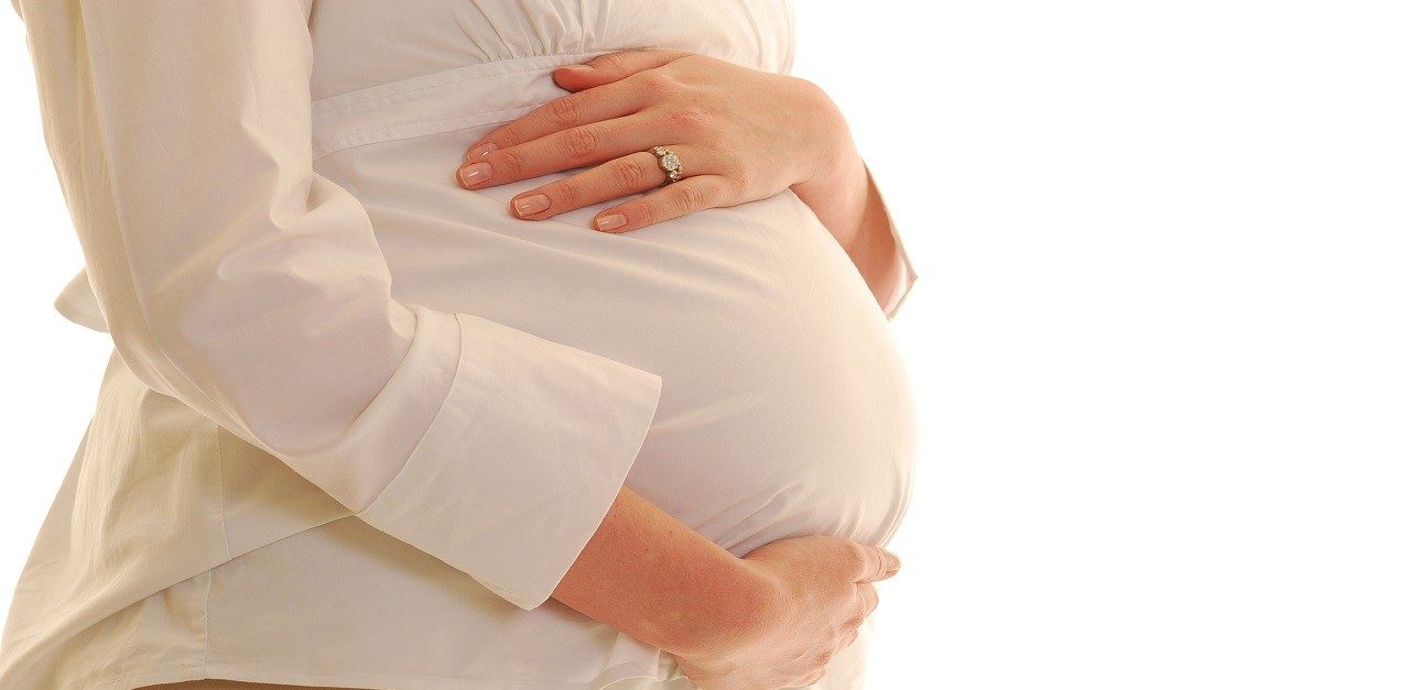 کمردرد در بارداری - زن با لباس سفید