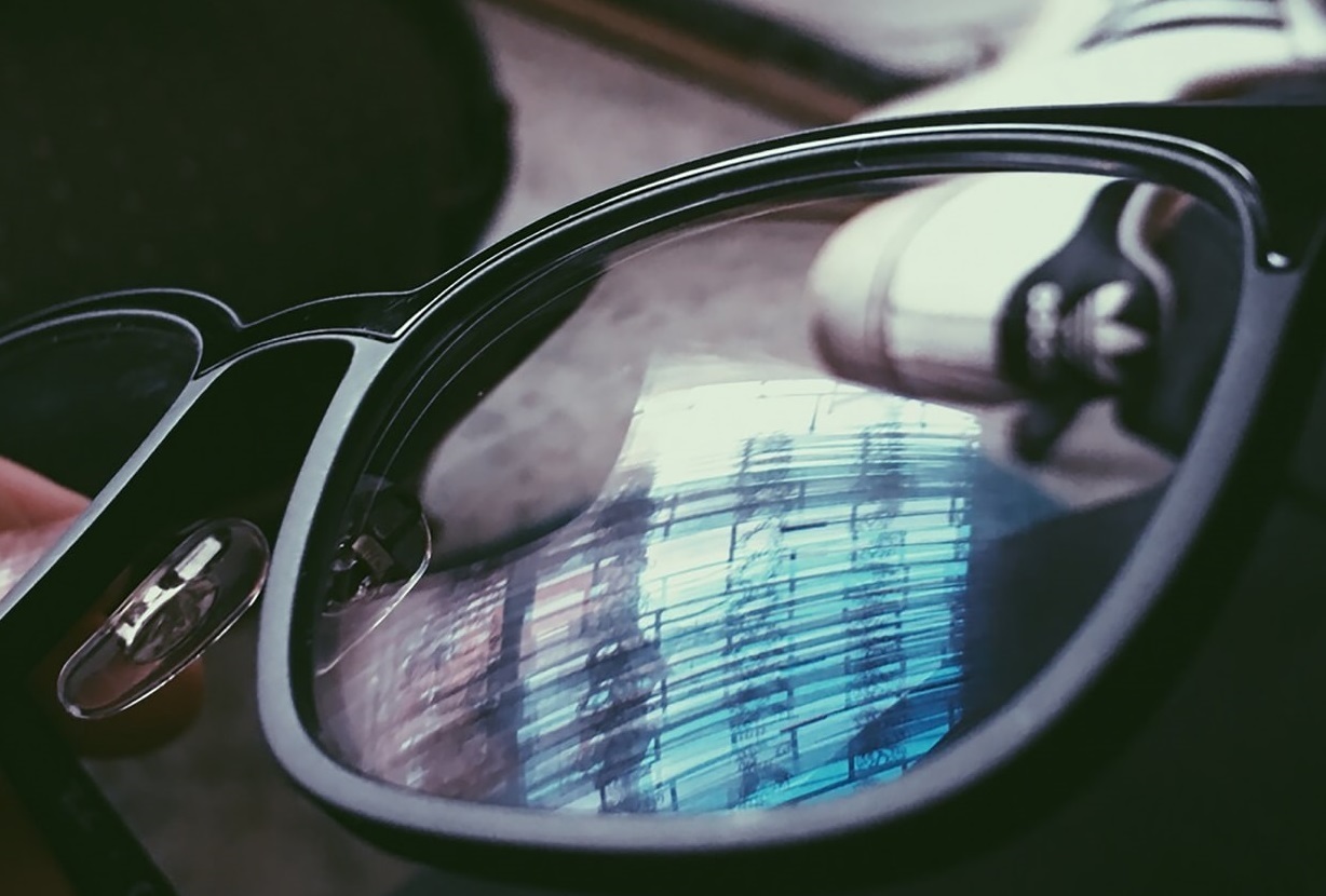 عینک طبی - از بین بردن خط و خش عینک