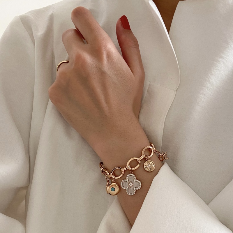 شرکت ونکلیف در فرانسه تاسیس شده است و دستبند های بسیار زیبایی را طراحی می کند.