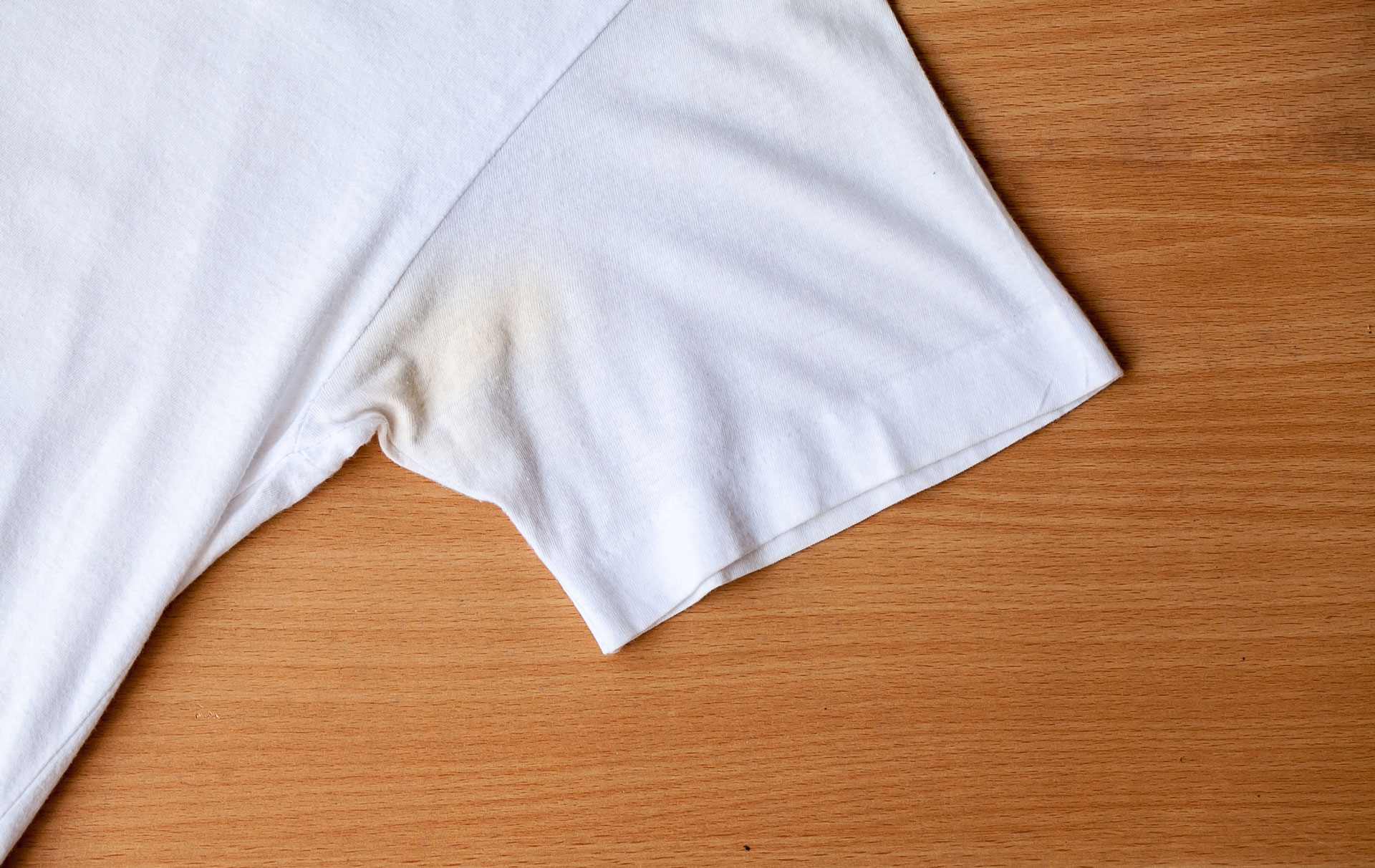 پاک کردن لکه دئودورانت - تی شرت سفید