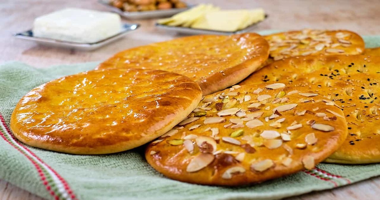 نان شیرمال مغزدار خانگی - نان مغزدار