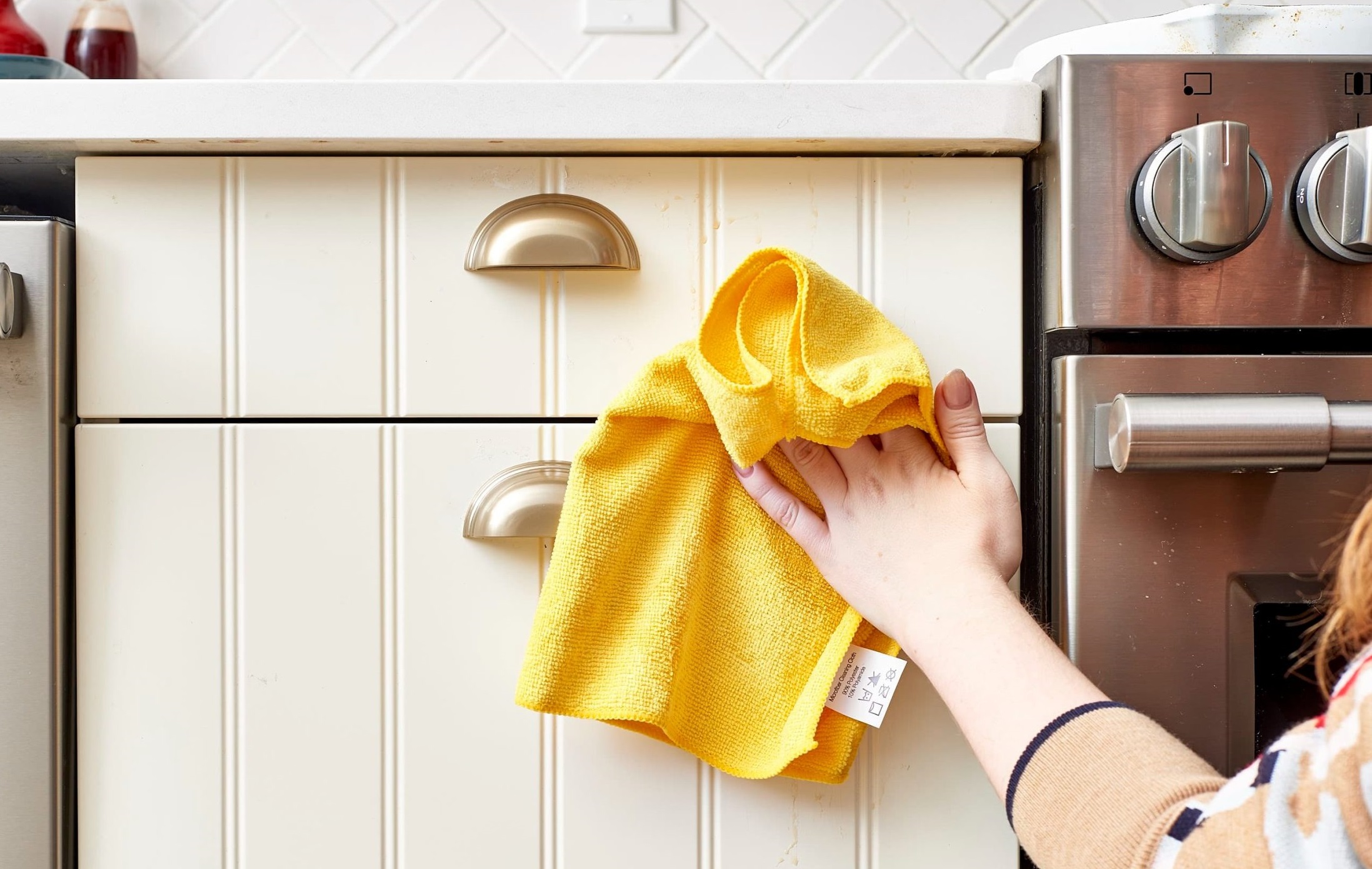 راه تمیز کردن کابینت - دستمال زرد