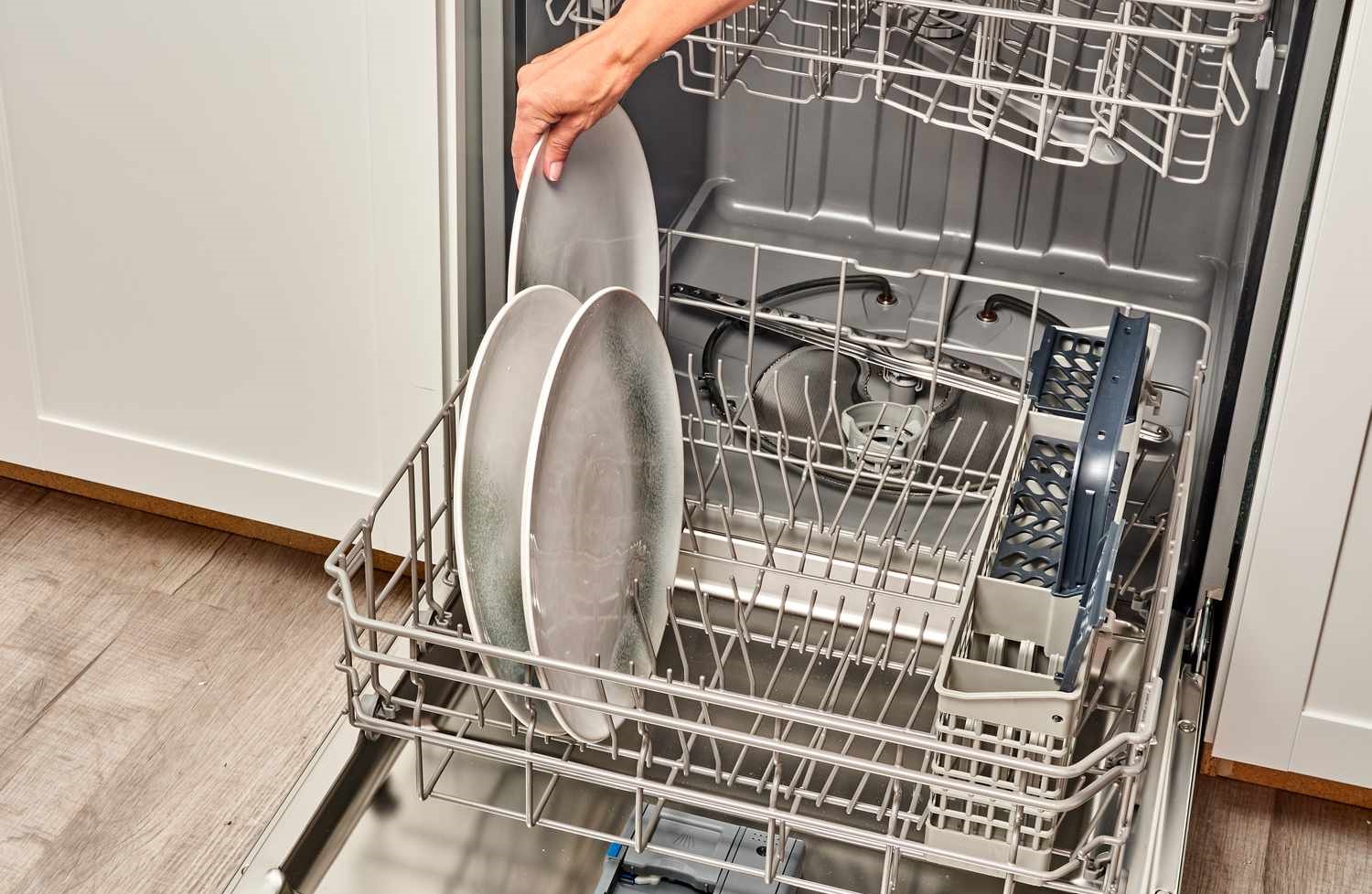چیدمان ظرف در ماشین ظرفشویی - رفع بوی بد ماشین ظرفشویی