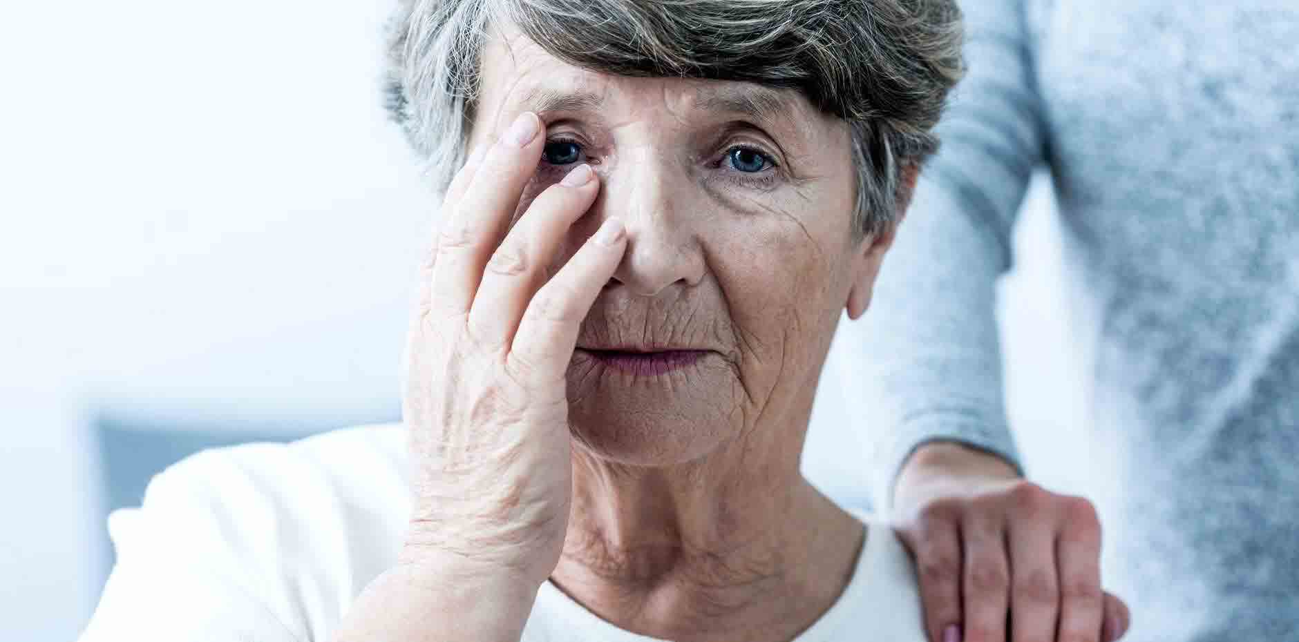 علائم آلزایمر - پیر زن
