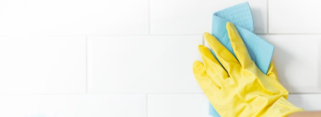 تمیز کردن کاشی حمام - دستکش زرد