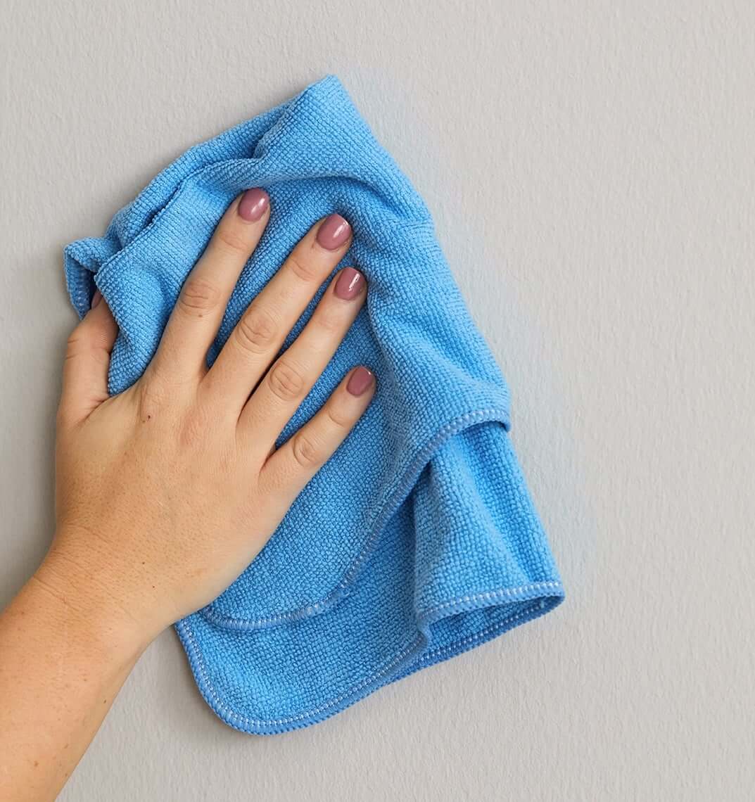 تمیز کردن دیوار - دستمال آبی