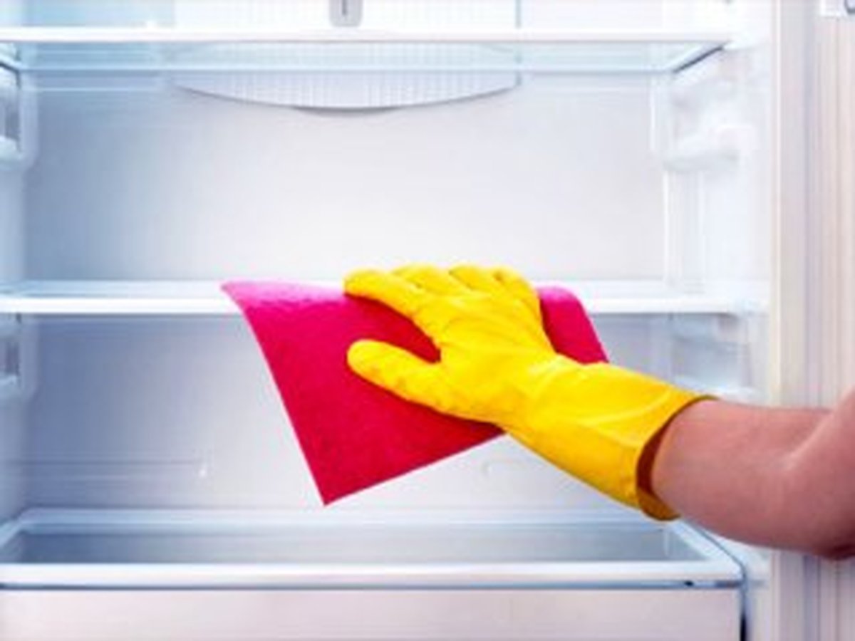 تمیز کردن یخچال - دستکش زرد