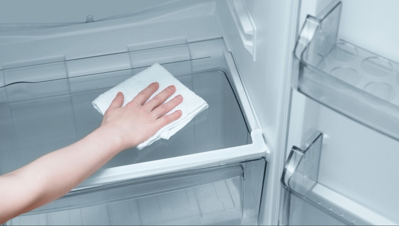 تمیز کردن یخچال - دستمال