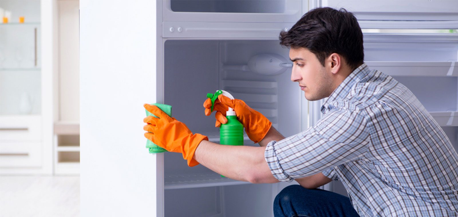 تمیز کردن یخچال - دستکش نارنجی