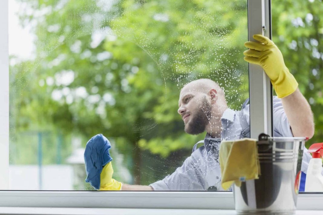 تمیز کردن بیرون پنجره