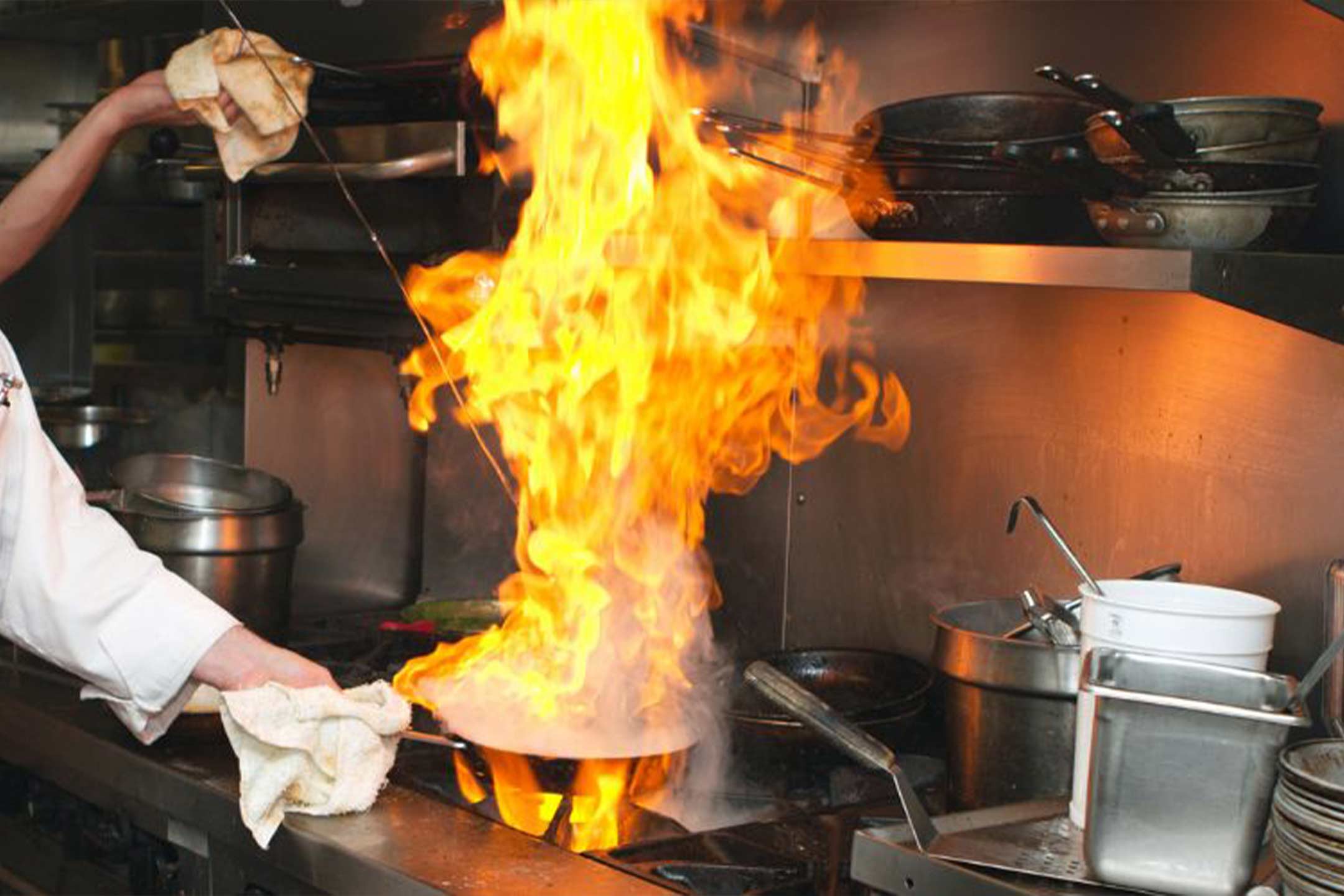 آتش سوزی در آشپزخانه - ماهیتابه
