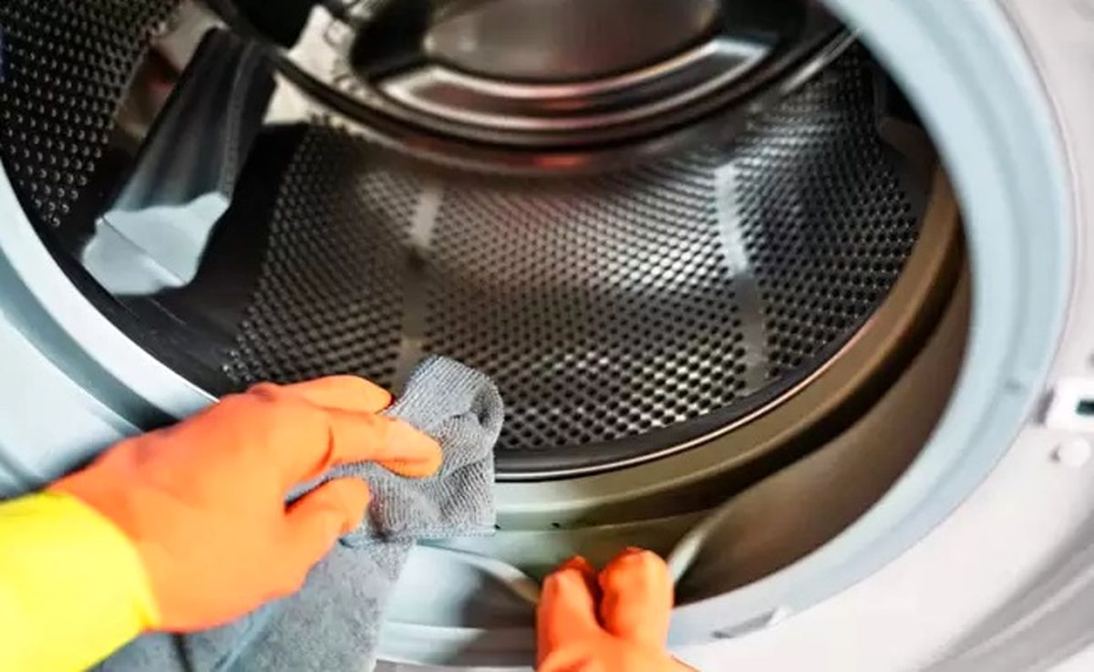 تمیز کردن لاستیک درب لباسشویی - رفع بوی بد ماشین لباسشویی
