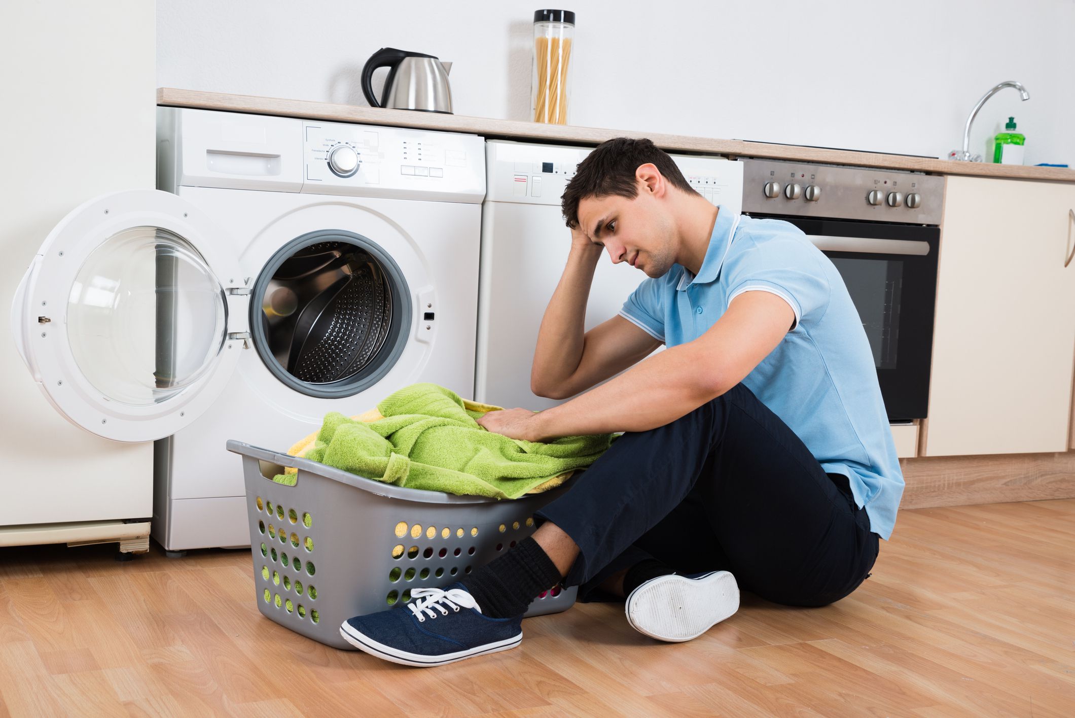 شستن لباس های کثیف در لباسشویی - رفع بوی بد ماشین لباسشویی