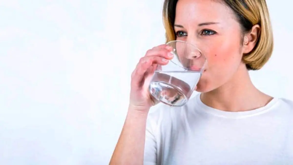 فواید نوشیدن آب گرم - زن