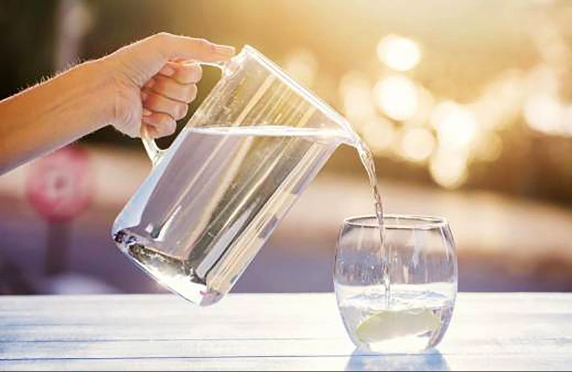 فواید نوشیدن آب گرم - پارچ