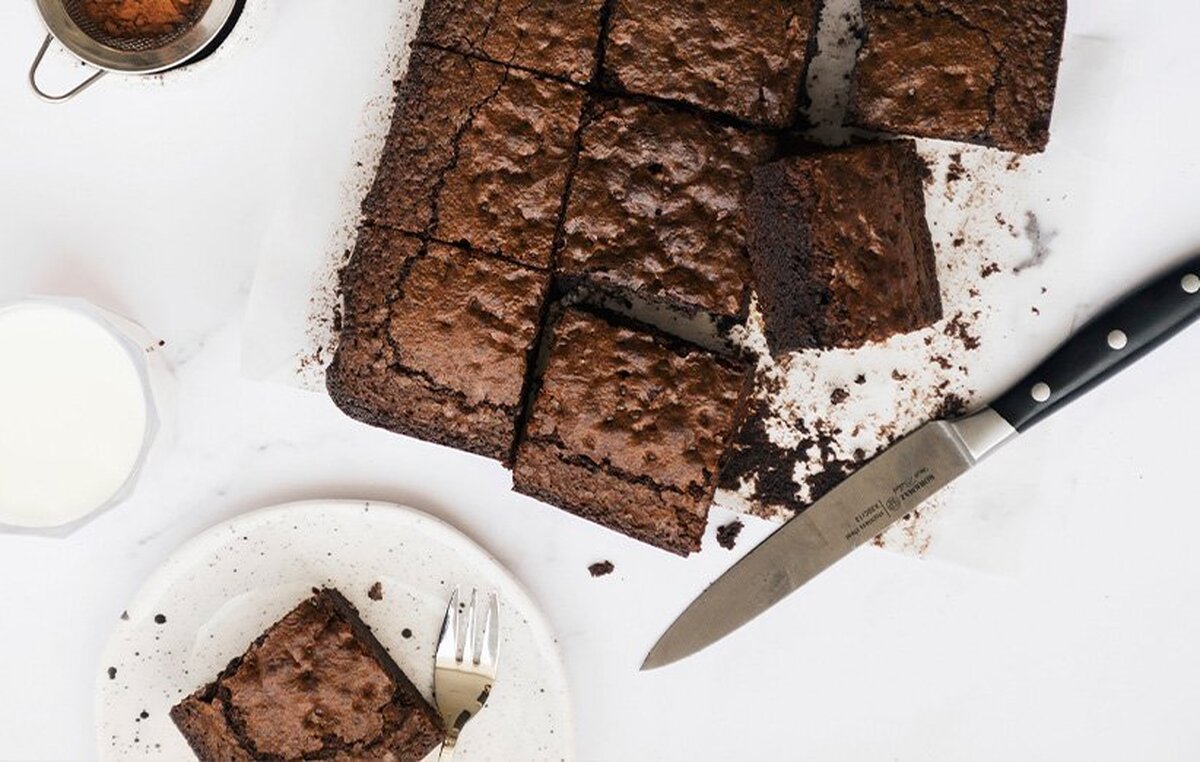 کیک شکلاتی رژیمی - چاقو