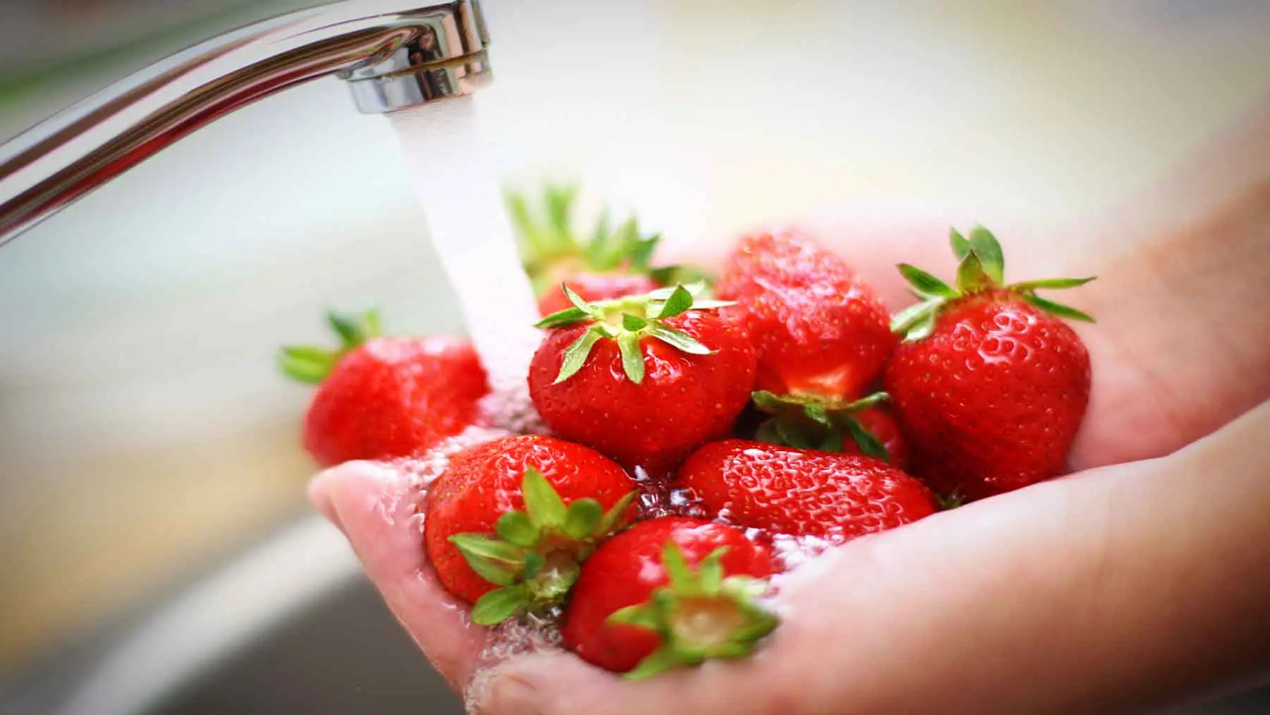 روش شستن توت فرنگی - آب