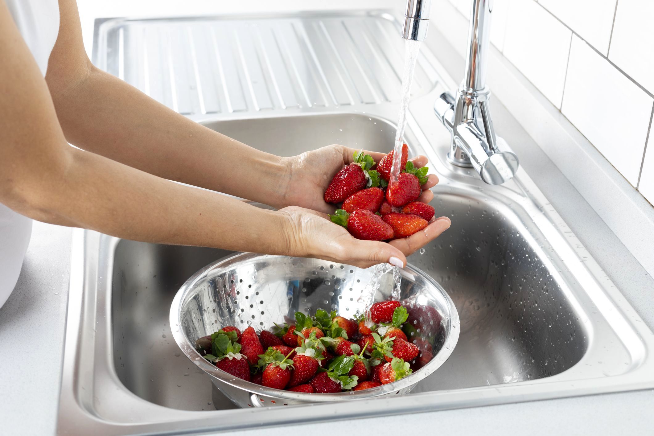 روش شستن توت فرنگی - سینک