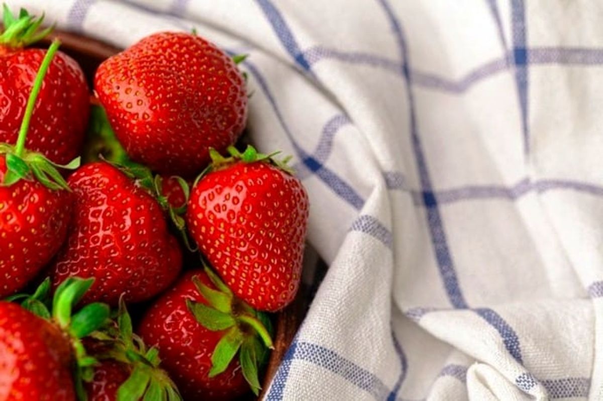 روش شستن توت فرنگی - دستمال