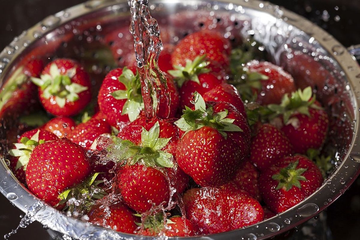 روش شستن توت فرنگی - شستن