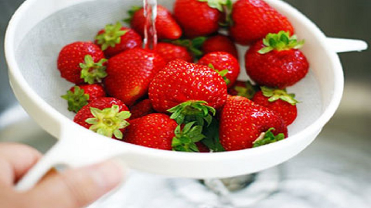 روش شستن توت فرنگی - سبد