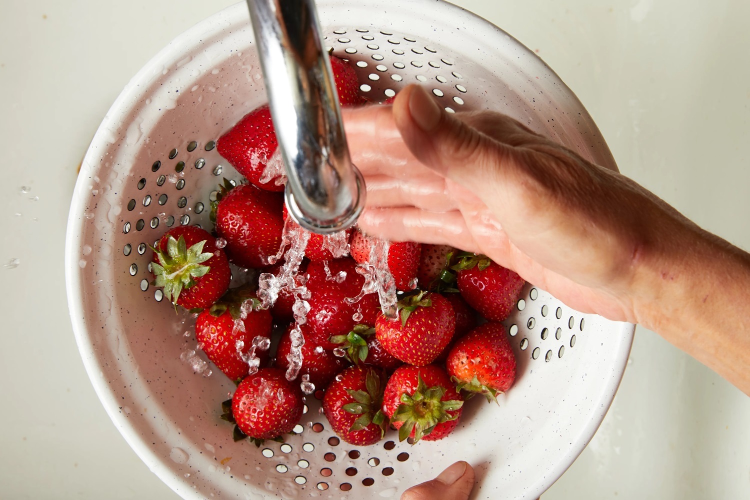 روش شستن توت فرنگی - شیر آب