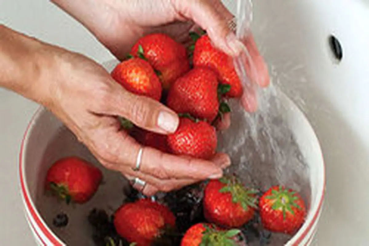 روش شستن توت فرنگی - آب
