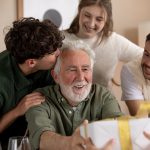 هدیه روز پدر؛ نگاهی به ترندهای امسال برای آقایان کلاسیک و مدرن هدیه روز پدر | ایمالز