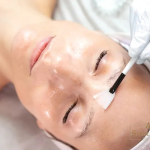 چرا متخصصان مراقبت پوست استفاده از آبرسان خارجی اصل را توصیه میکنند؟