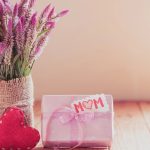 راهنمای خرید هدیه روز مادر 1404 + دریافت بیشترین تخفیف! کادو روز مادر چی بخریم